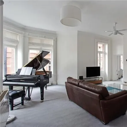 Rent this 3 bed room on Hyde Park Gate in Londres, London