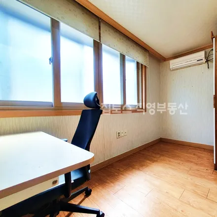 Rent this studio apartment on 서울특별시 관악구 신림동 1533-13