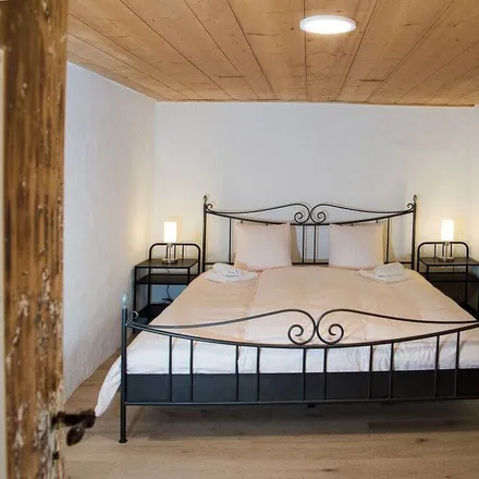 Rent this 4 bed house on Schmitten (Albula) in Dorf, Landwasserstrasse