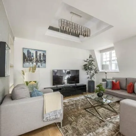 Rent this 2 bed apartment on Hertford Street in Londres, Great London