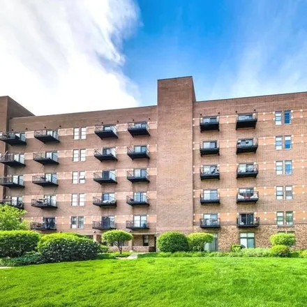 Buy this 3 bed condo on 1000 East 53rd Street in Chicago, IL 60615