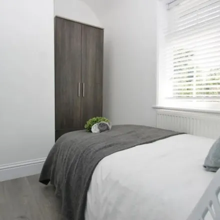 Rent this 6 bed apartment on 92 Bentworth Road in London, W12 7AA