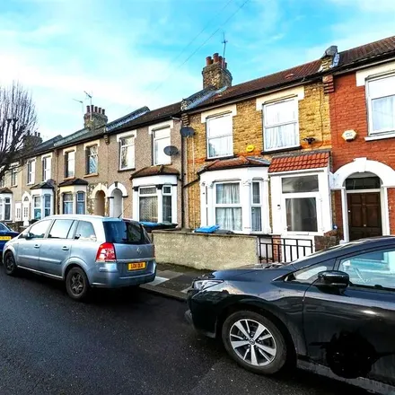 Rent this 3 bed townhouse on Winchester Road in Lower Edmonton, London