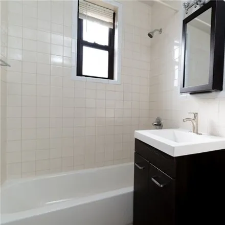 Image 4 - 52-30 39th Avenue, New York, NY 11377, USA - Apartment for sale