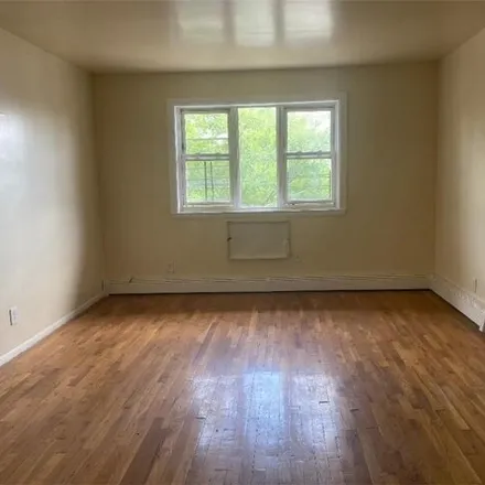Rent this 3 bed apartment on 943 Arnow Avenue in New York, NY 10469