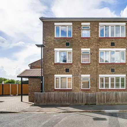 Rent this 3 bed apartment on Watermead in London, TW14 8BD