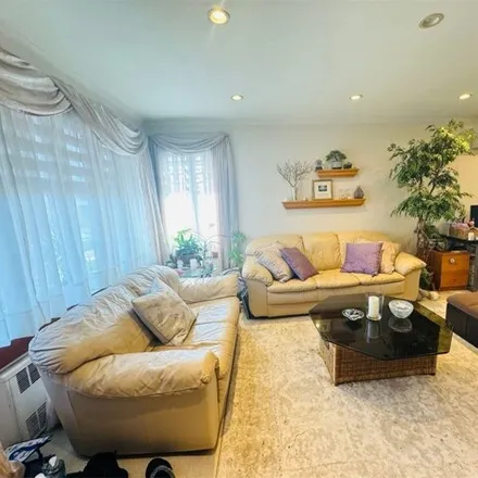 Image 3 - 58-34 229th Street, New York, NY 11364, USA - House for sale