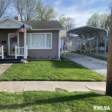 Buy this 3 bed house on 848 East Oak Street in Taylorville, IL 62568