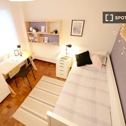 Rent this 4 bed room on Calle Pintores Zubiaurre / Zubiaurre margolarien kalea in 2, 48012 Bilbao
