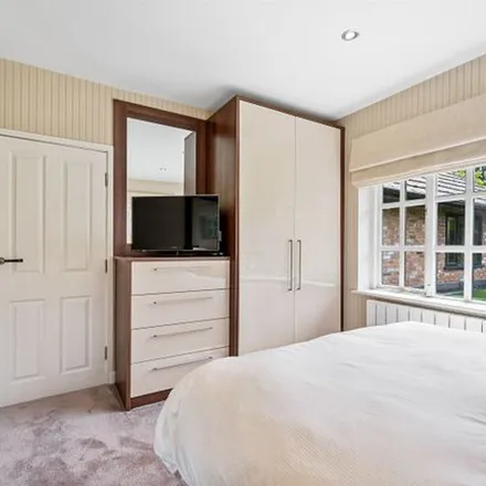 Image 5 - Carrwood, Hale Barns, WA15 0ER, United Kingdom - Apartment for rent