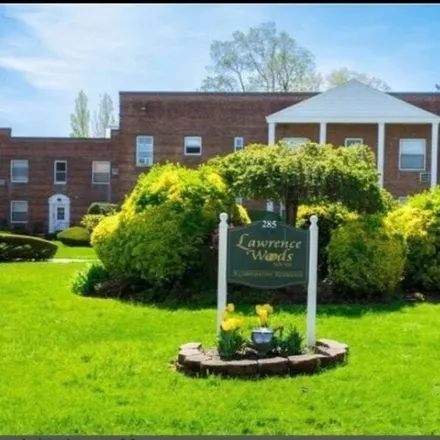 Image 1 - The Lawrence House Cooperative Apartments, 2 Herrick Drive, Village of Lawrence, NY 11559, USA - Condo for sale