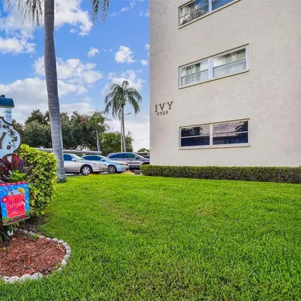 Image 2 - 8001 30th Avenue North, Saint Petersburg, FL 33710, USA - Condo for sale