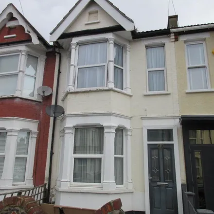 Rent this 2 bed townhouse on South Avenue in Southend-on-Sea, SS2 4HH