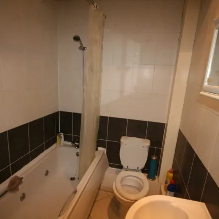 Image 4 - Martin Terrace, Leeds, LS4 2JX, United Kingdom - Apartment for rent