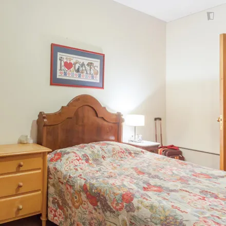 Rent this 4 bed room on Rua do Professor Mota Pinto 248 in 4100-031 Porto, Portugal