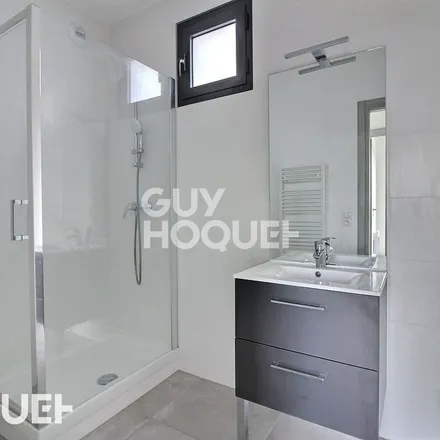 Rent this 3 bed apartment on 9 Rue de la Glacière in 94400 Vitry-sur-Seine, France