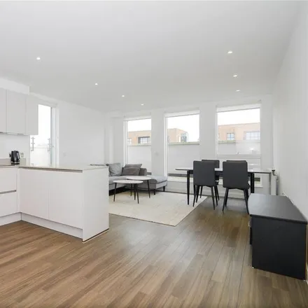 Rent this 3 bed apartment on Bollo Bridge Road in London, W3 8FX