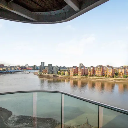 Rent this 1 bed apartment on Altura Tower in Bridges Court, London