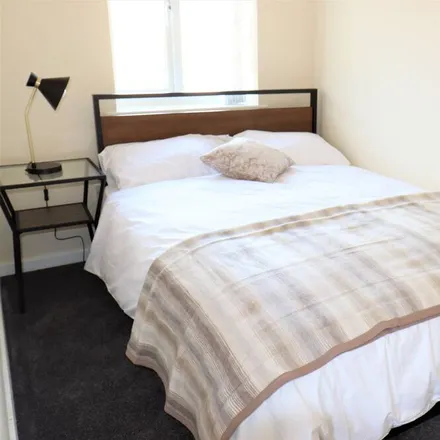 Rent this 3 bed house on Luton in LU2 9TS, United Kingdom
