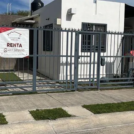 Rent this 3 bed house on Circuito Syrah in Hacienda Viñedos, 37680