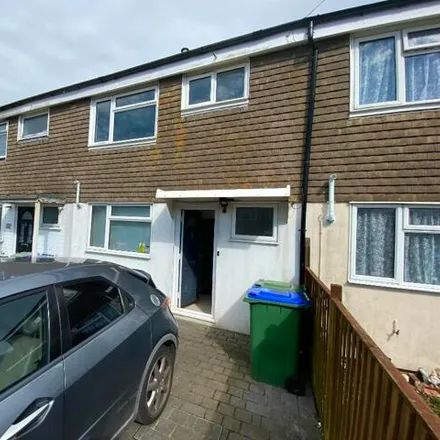 Rent this 3 bed townhouse on Cliff Park Close in Peacehaven, BN10 8TR