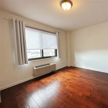 Image 4 - 31-35 Linden Place, New York, NY 11354, USA - Condo for sale