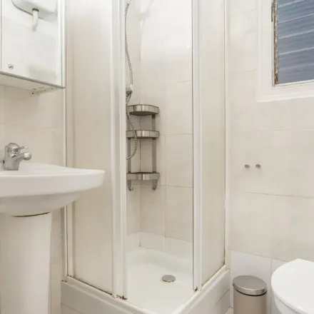 Rent this 4 bed apartment on Plateas in Carrer de Còrsega, 373