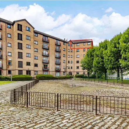 Rent this 3 bed apartment on 12 Riverview Place in Glasgow, G5 8EH