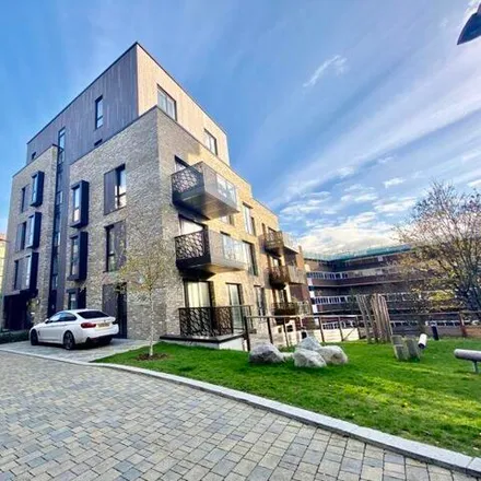Rent this 3 bed apartment on The Pavilions Way in London, N1 1DW
