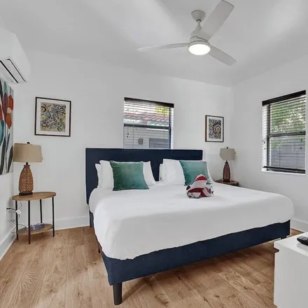 Rent this studio apartment on Hollywood