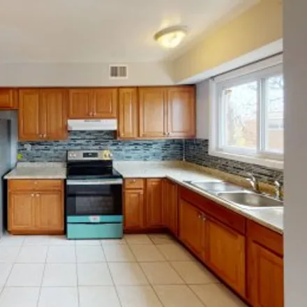 Buy this 2 bed apartment on #n406,1819 West Thome Avenue in Far North Side, Chicago