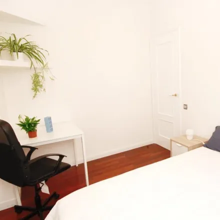 Rent this 5 bed room on Marti Cafe & Bakery in Carrer de Roger de Llúria, 08001 Barcelona