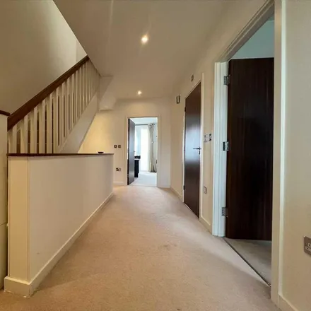 Rent this 6 bed townhouse on Green Lane in London, HA8 8EN