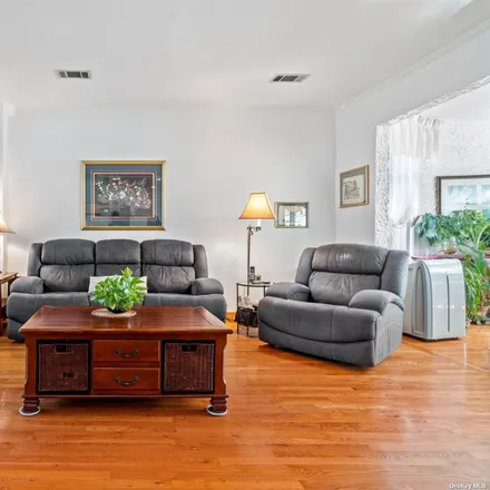 Image 5 - 171-05 Crocheron Avenue, New York, NY 11358, USA - House for sale