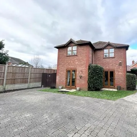 Rent this 4 bed house on Broadcommon Road in Hurst, RG10 0RG