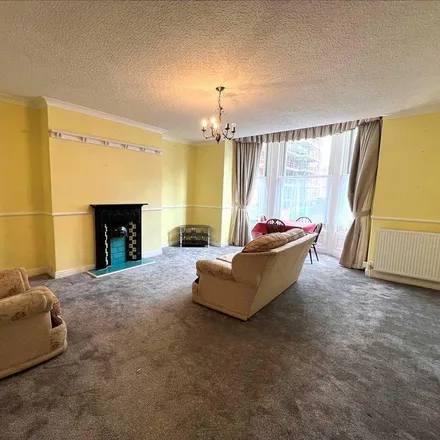 Image 4 - 26 Prince of Wales Terrace, Scarborough, YO11 2AN, United Kingdom - Apartment for rent