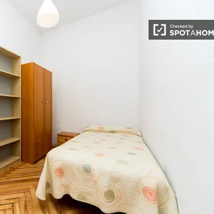 Rent this 9 bed room on Uniqlo in Gran Vía, 37