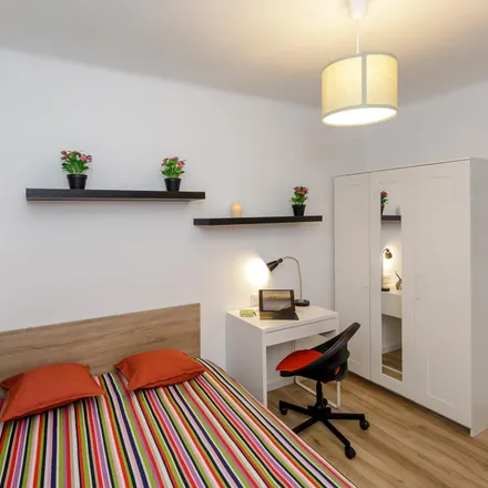 Rent this 4 bed room on Carrer d'Orient in 5, 08904 l'Hospitalet de Llobregat