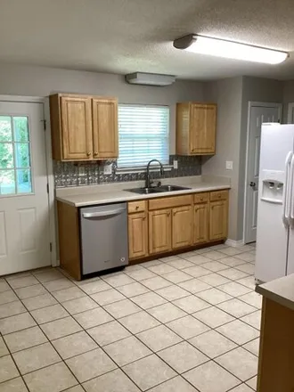 Image 3 - 304 Lakeview Drive, Crestview, FL 32536, USA - House for rent
