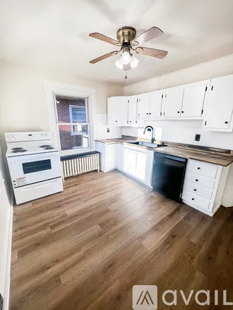 Rent this 3 bed apartment on 300 State St