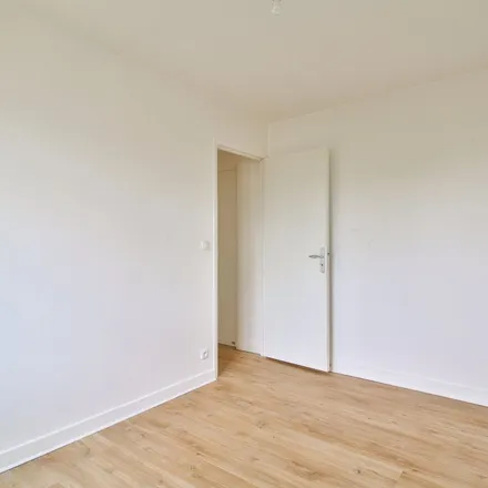 Rent this 2 bed apartment on Rive Ouest in Avenue René Samuel, 92140 Clamart
