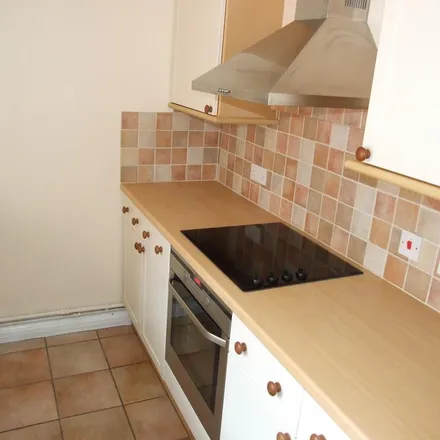Image 2 - Queens Road, High Wycombe, HP13 6BE, United Kingdom - Apartment for rent