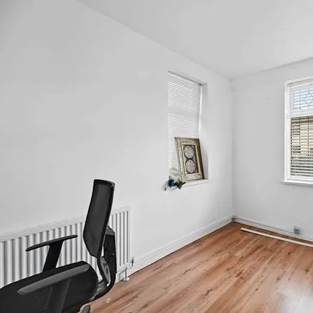Image 5 - Gainsborough Road, London, RM8 2DS, United Kingdom - House for rent