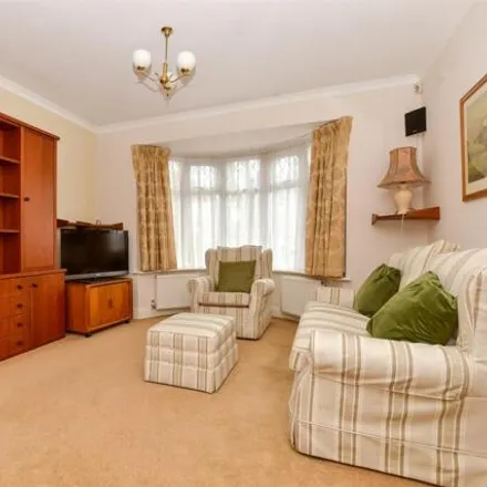 Image 2 - 17 Forest Road, Stonecot, London, SM3 9NT, United Kingdom - Townhouse for sale