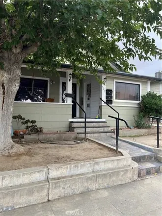 Buy this 13 bed house on 327 North Street in Taft, Kern County