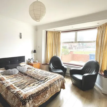 Rent this 5 bed duplex on The Vale in Childs Hill, London