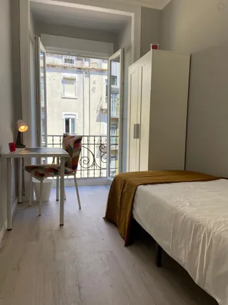 Rent this 5 bed room on Rua Francisco Sanches