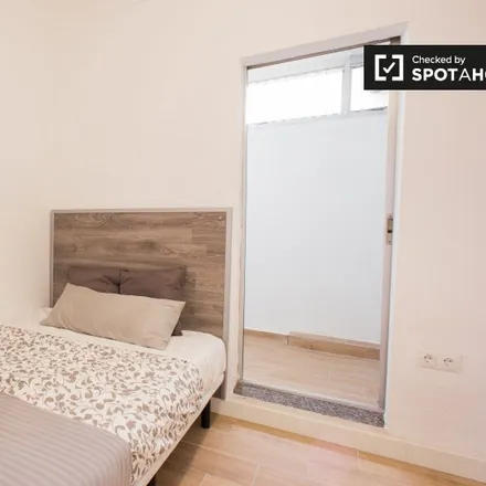 Rent this 5 bed room on Carrer del Duc de Gaeta in 10, 46022 Valencia