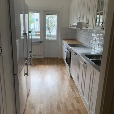 Rent this 4 bed apartment on Pilvägen in 541 57 Skultorp, Sweden