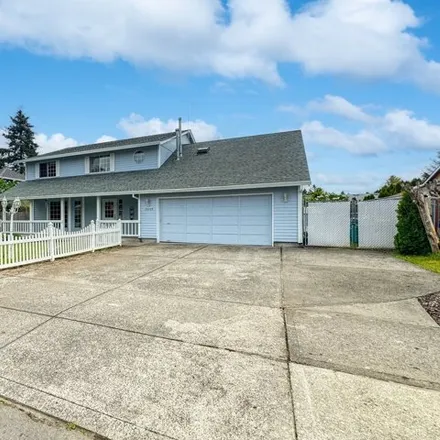 Buy this 5 bed house on 15405 Southeast Sunpark Drive in Vancouver, WA 98683